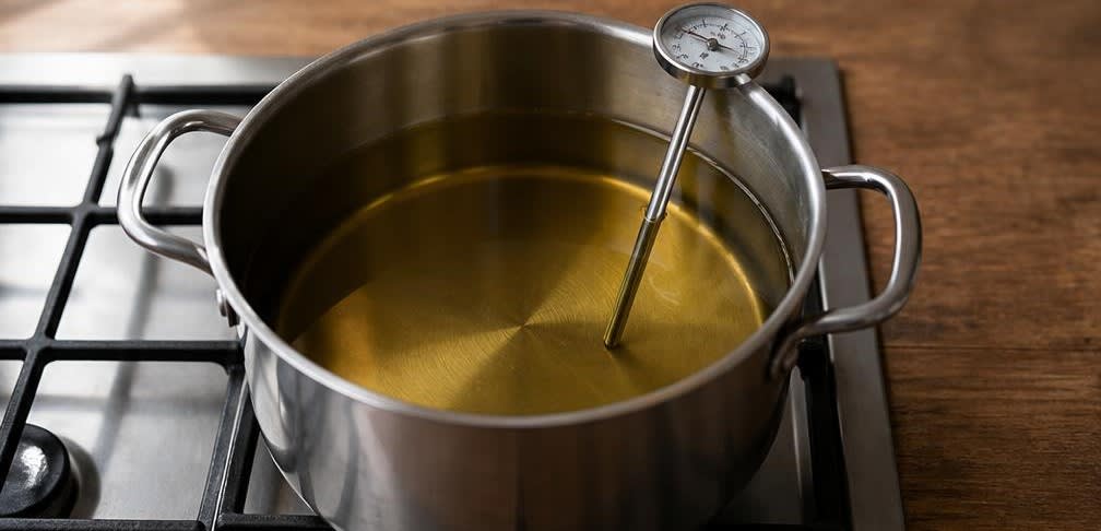 Spanische Churros mit dunkler Schokoladensauce – Zubereitung Schritt für Schritt – Öl erhitzen