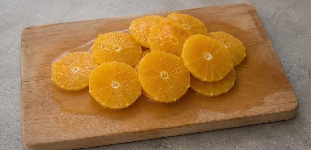Marokkanische Orangen mit Zimt, Mandeln und Orangenblütenwasser – Zubereitung Schritt für Schritt – Orangen schneiden