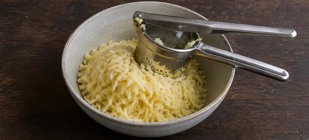 Sächsische Quarkkeulchen mit Zimt und Zucker – Zubereitung Schritt für Schritt – Kartoffeln pressen