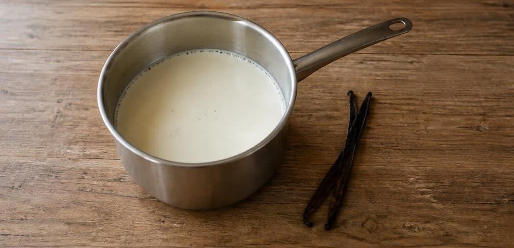 Klassische Crème Brûlée mit echtem Karamell – Zubereitung Schritt für Schritt – Vanillesahne vorbereiten