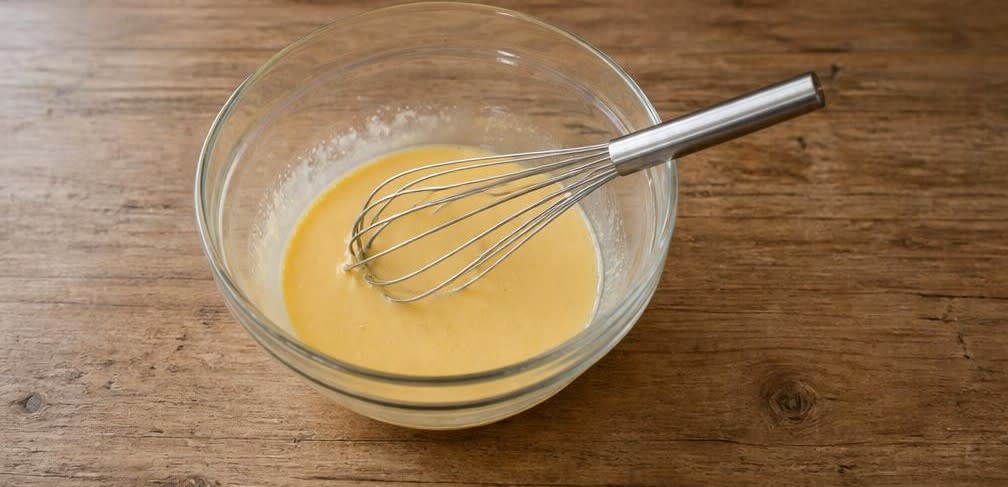 Klassische Crème Brûlée mit echtem Karamell – Zubereitung Schritt für Schritt – Eigelb-Zucker-Mischung herstellen