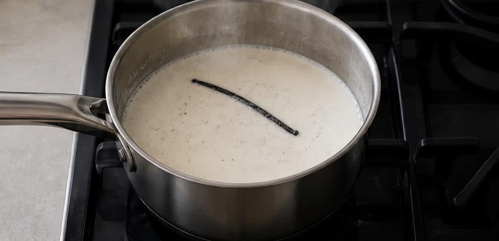 Cremiges Gelato aus nicht homogenisierter Vollmilch – Zubereitung Schritt für Schritt – Milch-Sahne-Mischung erwärmen