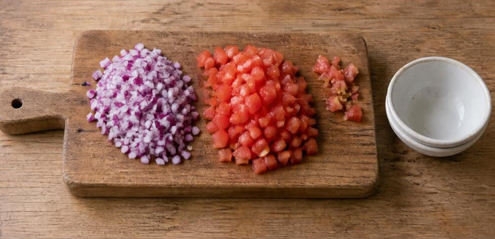 Cremige Guacamole mit frischen Tomatenwürfeln – Zubereitung Schritt für Schritt – Gemüse vorbereiten