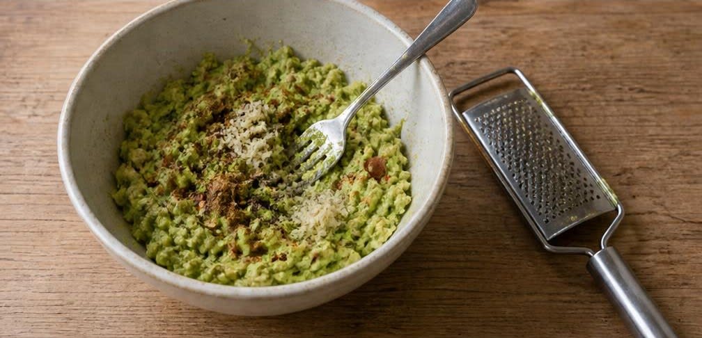Cremige Guacamole mit frischen Tomatenwürfeln – Zubereitung Schritt für Schritt – Guacamole würzen