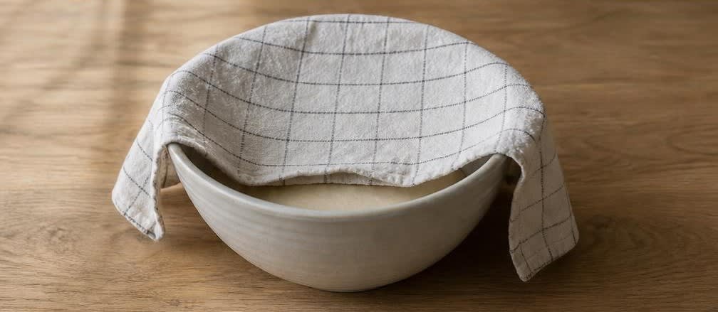 Knusprige Laugen-Salzstangen selbst gebacken – Zubereitung Schritt für Schritt – Hefeteig kneten und ruhen lassen
