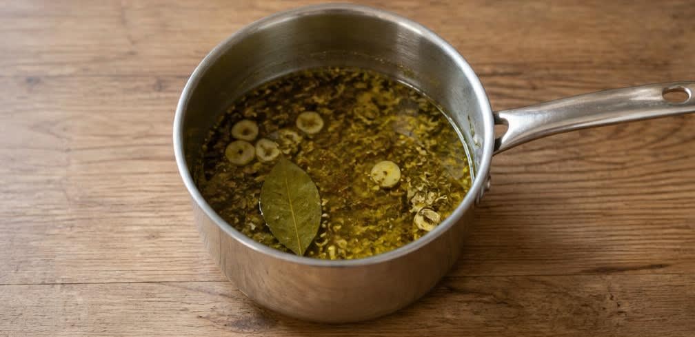 Würzig eingelegte mediterrane Oliven mit Zitrone und Kräutern – Zubereitung Schritt für Schritt – Kräuter-Zitronen-Öl herstellen