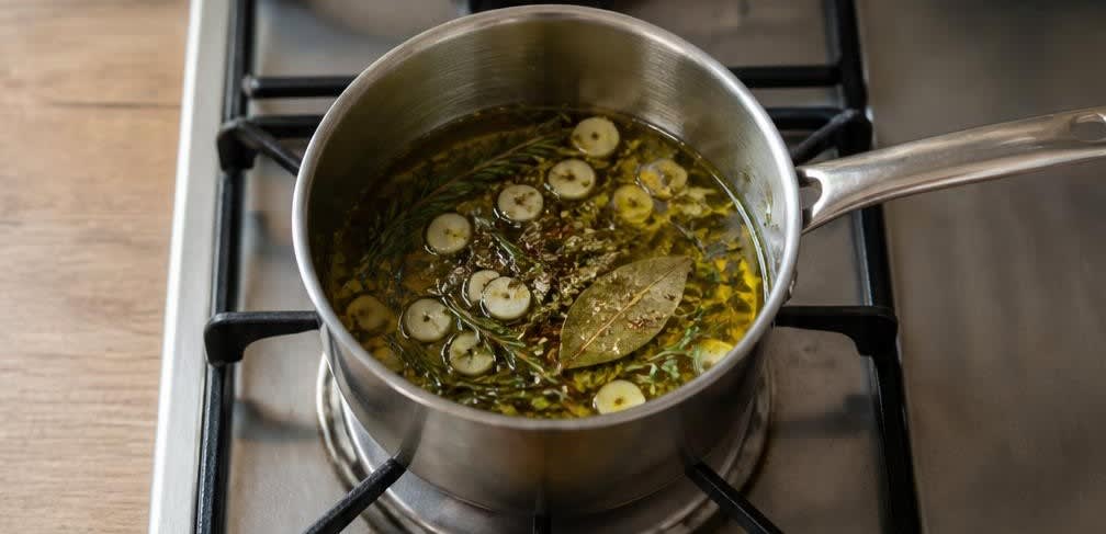 Würzig eingelegte mediterrane Oliven mit Zitrone und Kräutern – Zubereitung Schritt für Schritt – Würzöl erwärmen