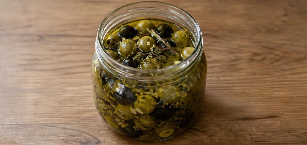 Würzig eingelegte mediterrane Oliven mit Zitrone und Kräutern – Zubereitung Schritt für Schritt – Oliven marinieren