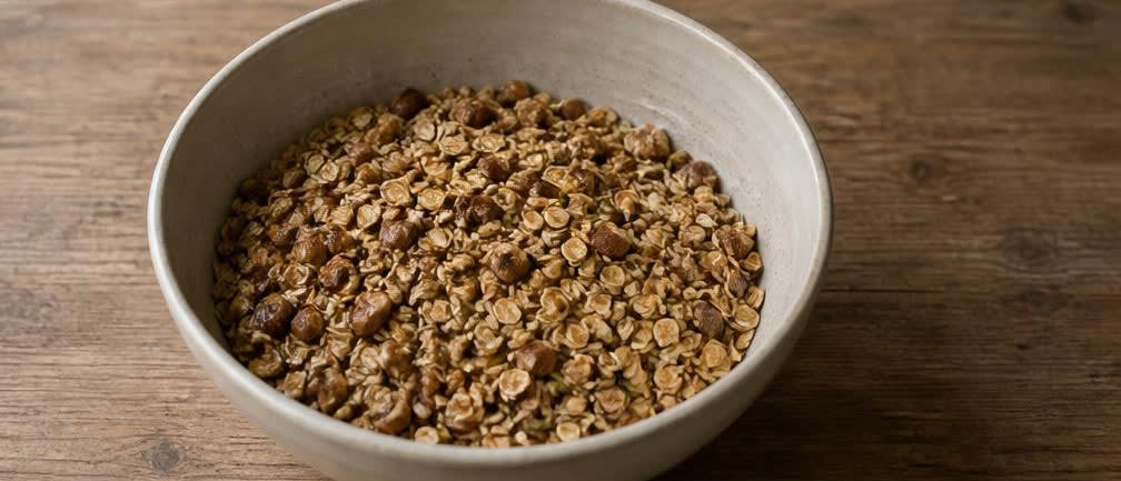 Klassisches amerikanisches Honig-Nuss-Granola – Zubereitung Schritt für Schritt – Granola mischen