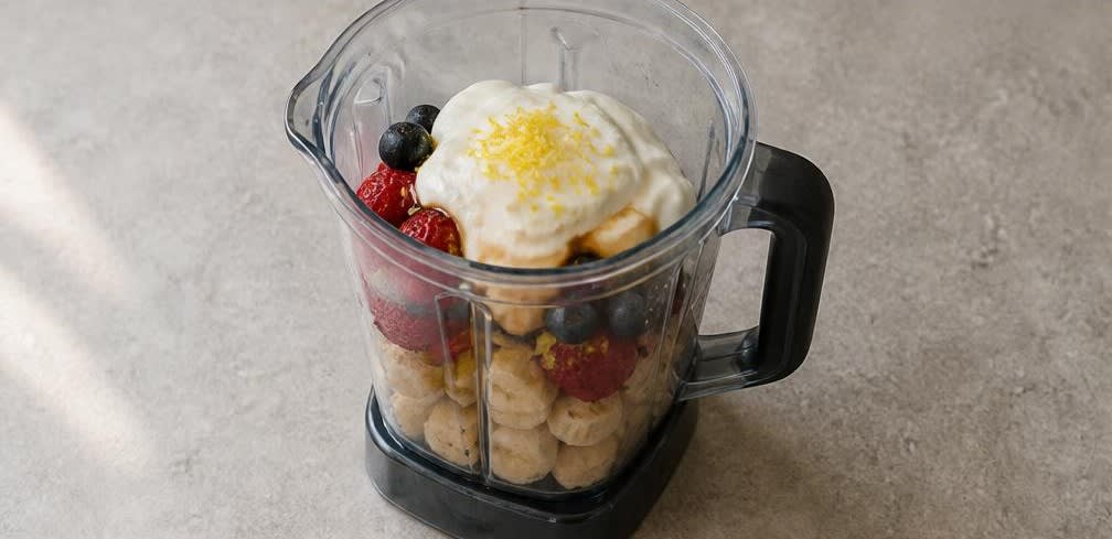 Beeren-Bananen-Smoothie-Bowl mit Hafer-Nuss-Crunch – Zubereitung Schritt für Schritt – Smoothie-Zutaten vorbereiten