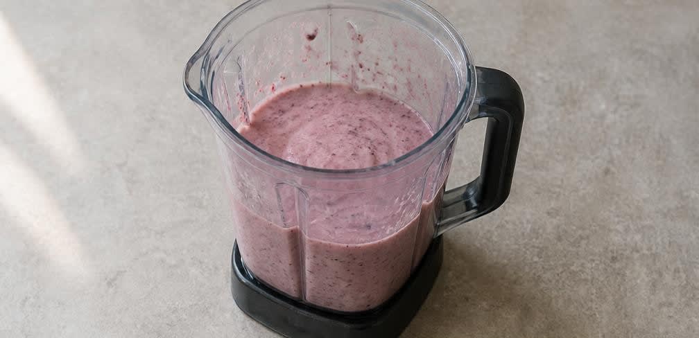 Beeren-Bananen-Smoothie-Bowl mit Hafer-Nuss-Crunch – Zubereitung Schritt für Schritt – Cremige Fruchtmasse pürieren