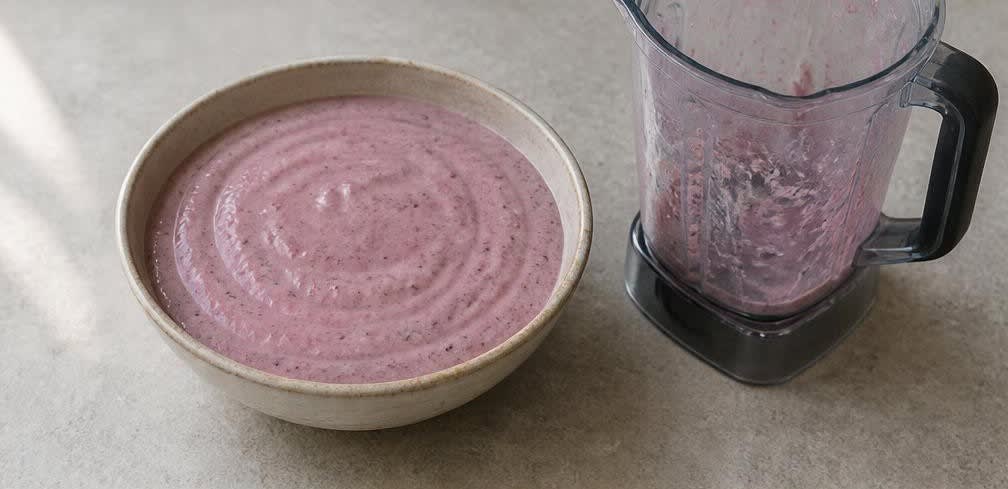 Beeren-Bananen-Smoothie-Bowl mit Hafer-Nuss-Crunch – Zubereitung Schritt für Schritt – Fruchtmasse verteilen