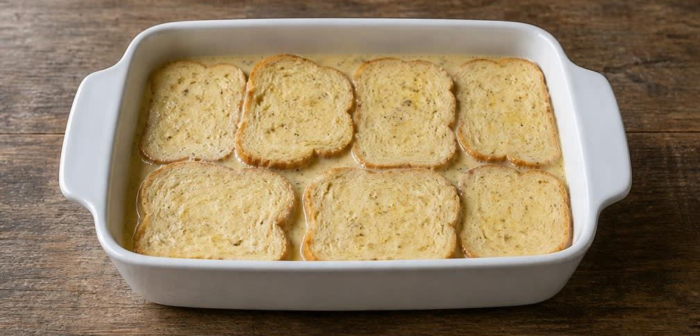 Französischer Armer Ritter aus altbackenem Weißbrot – Zubereitung Schritt für Schritt – Brot einweichen