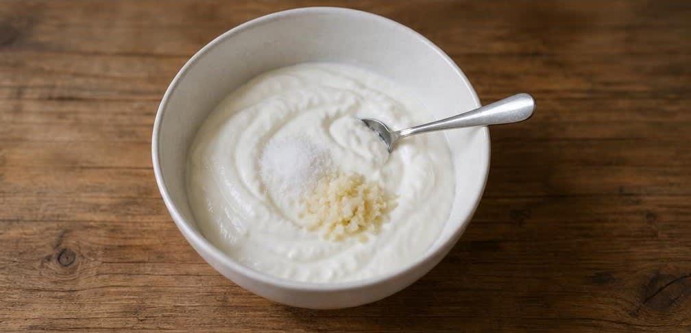 Çılbır, türkische pochierte Eier auf Knoblauch-Joghurt – Zubereitung Schritt für Schritt – Knoblauchjoghurt herstellen