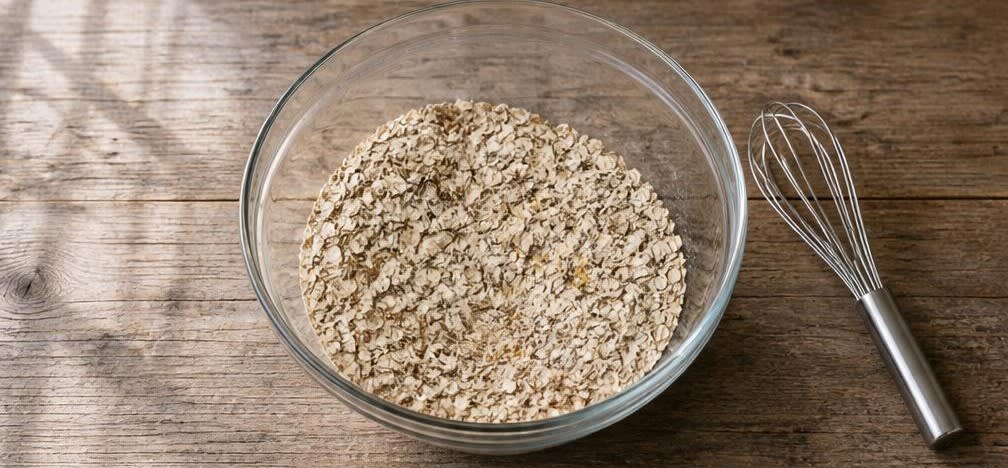 Dicke Overnight Oats mit Beeren – Zubereitung Schritt für Schritt – Trockene Zutaten mischen
