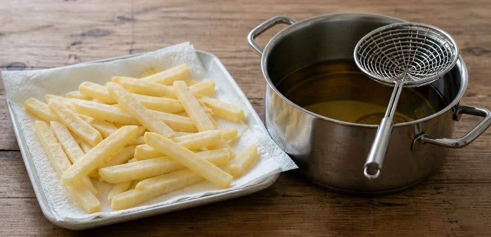 Knusprige Fish and Chips zu Hause frittiert – Zubereitung Schritt für Schritt – Kartoffeln vorfrittieren