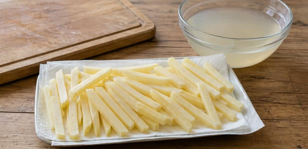 Knusprige Fish and Chips zu Hause frittiert – Zubereitung Schritt für Schritt – Kartoffeln vorbereiten
