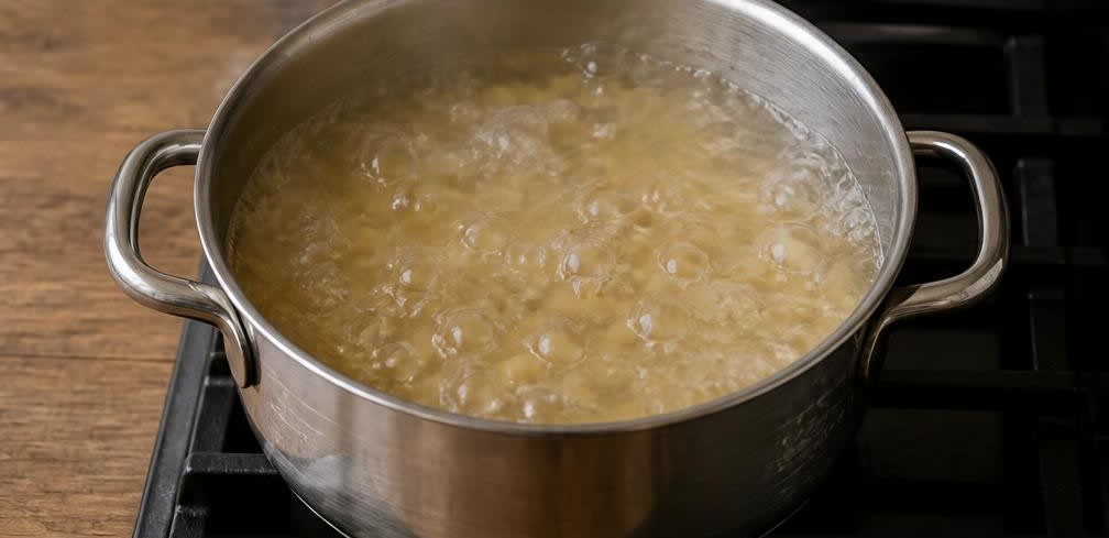 Klassische Mac and Cheese mit selbst geriebenem Cheddar – Zubereitung Schritt für Schritt – Makkaroni kochen