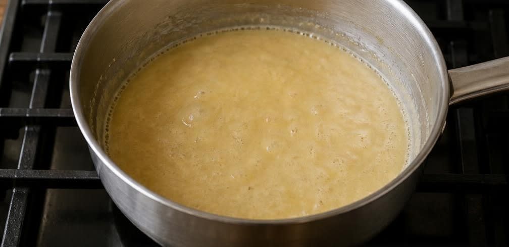 Klassische Mac and Cheese mit selbst geriebenem Cheddar – Zubereitung Schritt für Schritt – Roux herstellen