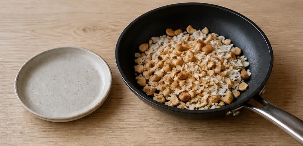 Cremiges Thai-Reis-Müsli mit Mango und gerösteten Cashews – Zubereitung Schritt für Schritt – Cashews und Kokos rösten