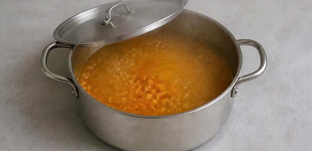 Klassische Mercimek Çorbası mit frischer Zitrone und Minze – Zubereitung Schritt für Schritt – Suppe köcheln lassen