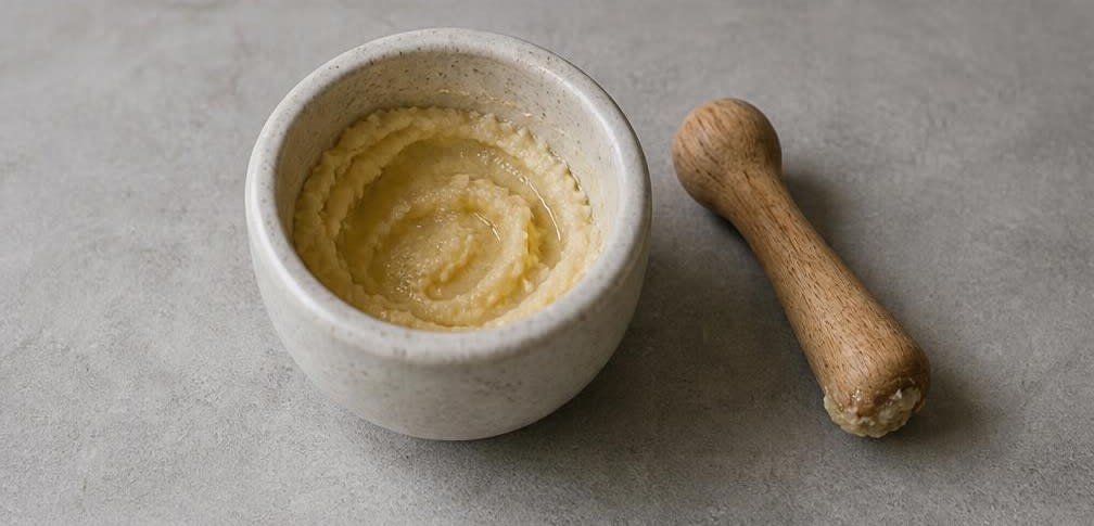 Cremiger libanesischer Hummus aus eingeweichten Kichererbsen – Zubereitung Schritt für Schritt – Knoblauchpaste herstellen