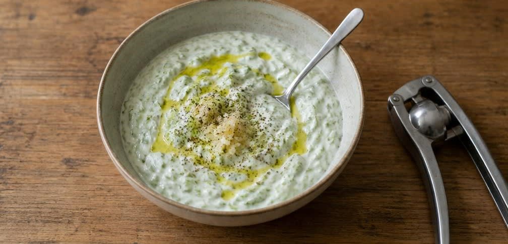 Griechische Schweinenacken-Souvlaki mit frischem Tzatziki – Zubereitung Schritt für Schritt – Tzatziki herstellen