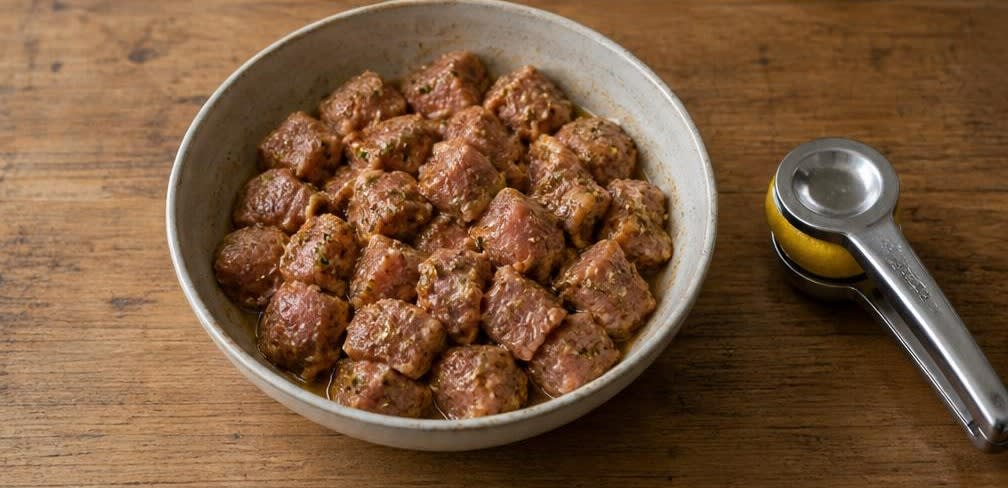 Griechische Schweinenacken-Souvlaki mit frischem Tzatziki – Zubereitung Schritt für Schritt – Fleisch marinieren