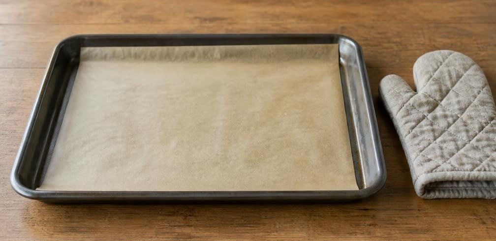 Knusprig geröstete Rosmarin-Mandeln – Zubereitung Schritt für Schritt – Backblech vorbereiten