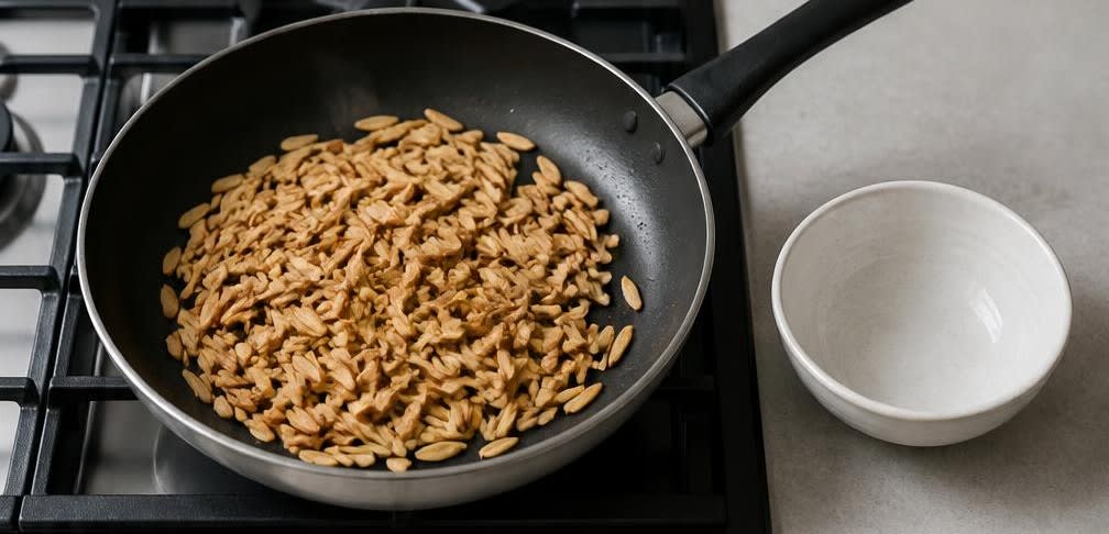Marokkanischer Grießbrei mit karamellisierten Feigen und Mandeln – Zubereitung Schritt für Schritt – Mandeln rösten