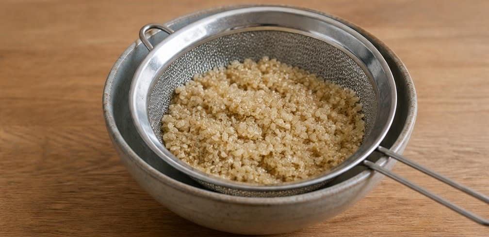 Peruanischer Quinoa-Frühstücksbrei mit Banane und Cashews – Zubereitung Schritt für Schritt – Quinoa waschen