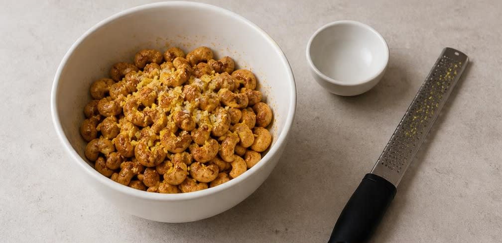 Westafrikanisch geröstete Cashewkerne mit Zitronennote – Zubereitung Schritt für Schritt – Mit Zitrone und Salz vermengen