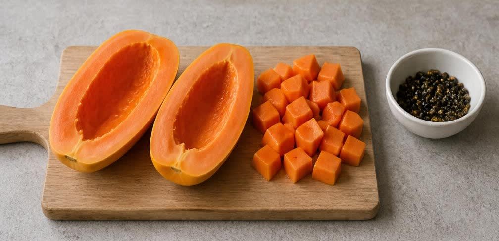 Mexikanischer Papaya-Salat mit Limette und gerösteten Kürbiskernen – Zubereitung Schritt für Schritt – Papaya vorbereiten