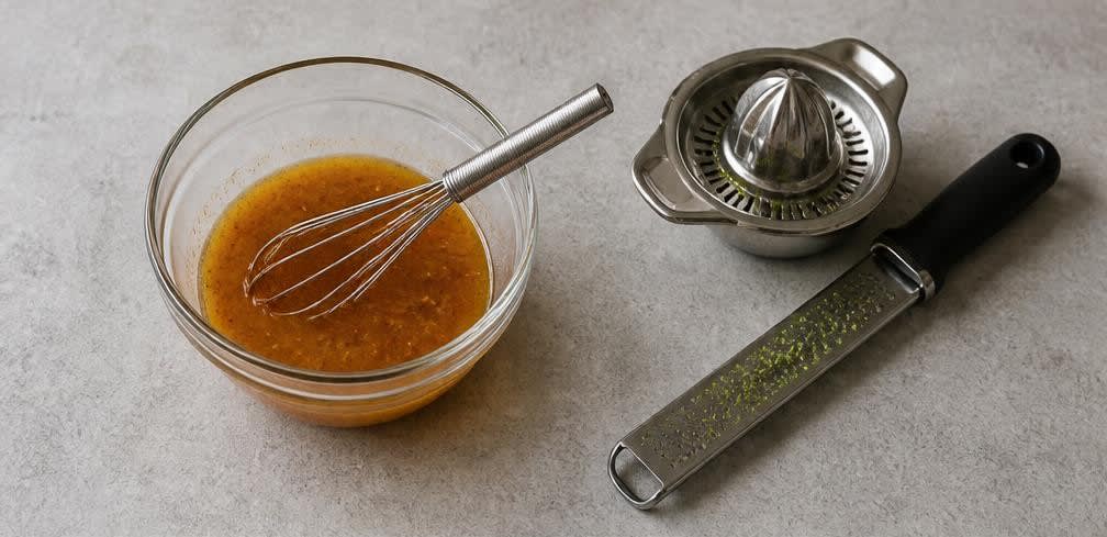 Mexikanischer Papaya-Salat mit Limette und gerösteten Kürbiskernen – Zubereitung Schritt für Schritt – Limetten-Dressing herstellen