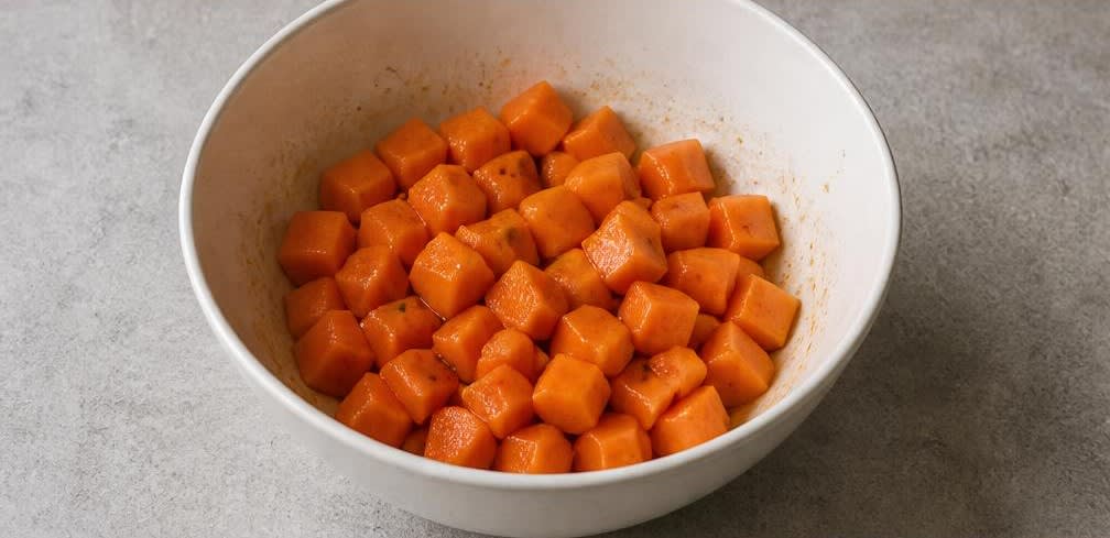 Mexikanischer Papaya-Salat mit Limette und gerösteten Kürbiskernen – Zubereitung Schritt für Schritt – Salat mischen