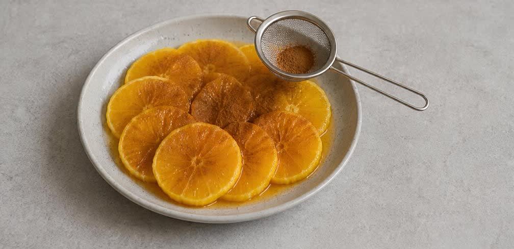 Portugiesische Zimtorangen mit Walnüssen und Ahornsirup – Zubereitung Schritt für Schritt – Orangen beträufeln und würzen