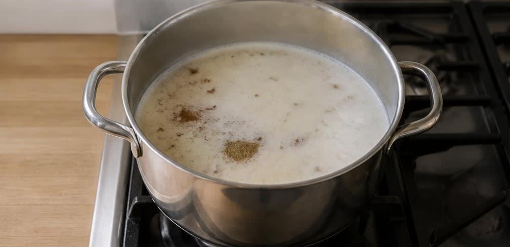 Österreichischer Hirsebrei mit gedünsteter Birne und Haselnüssen – Zubereitung Schritt für Schritt – Milch und Gewürze aufkochen
