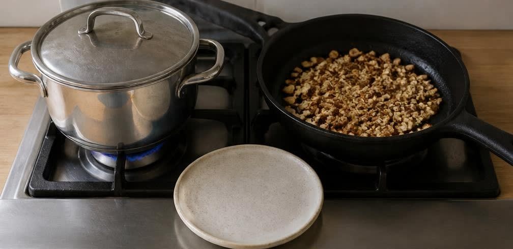 Österreichischer Hirsebrei mit gedünsteter Birne und Haselnüssen – Zubereitung Schritt für Schritt – Hirse kochen und Haselnüsse rösten