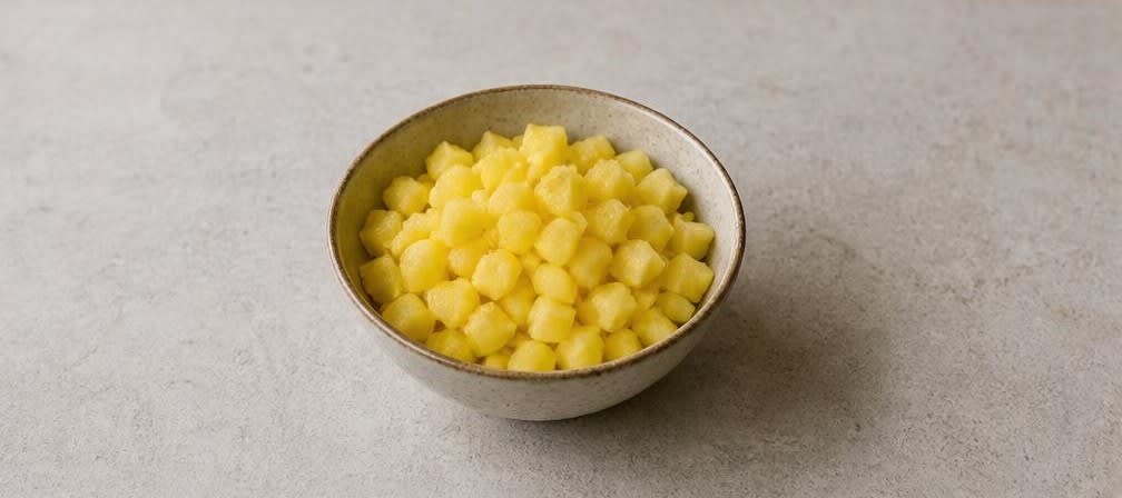 Hüttenkäse mit Ananas, Pistazien und Honig – Zubereitung Schritt für Schritt – Ananas würfeln