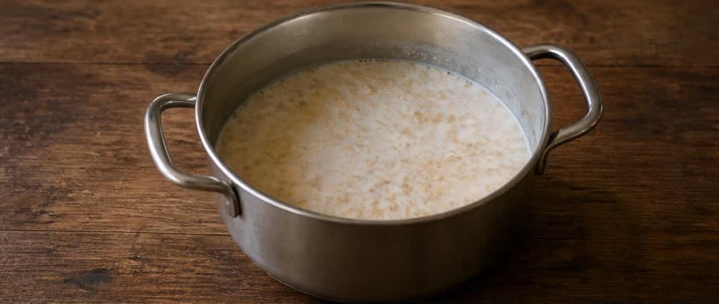 Warmes Hafer-Porridge mit Zimtpflaumen und Haselnüssen – Zubereitung Schritt für Schritt – Porridge-Zutaten vorbereiten