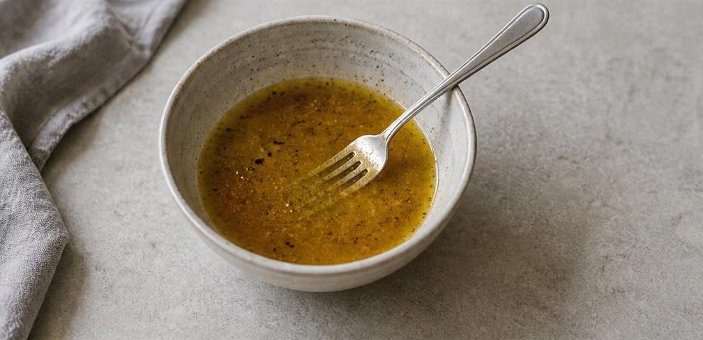 Mexikanischer Avocado-Paprika-Salat mit Zitrone – Zubereitung Schritt für Schritt – Dressing herstellen