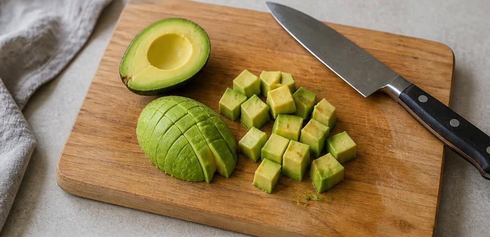 Mexikanischer Avocado-Paprika-Salat mit Zitrone – Zubereitung Schritt für Schritt – Avocados schneiden