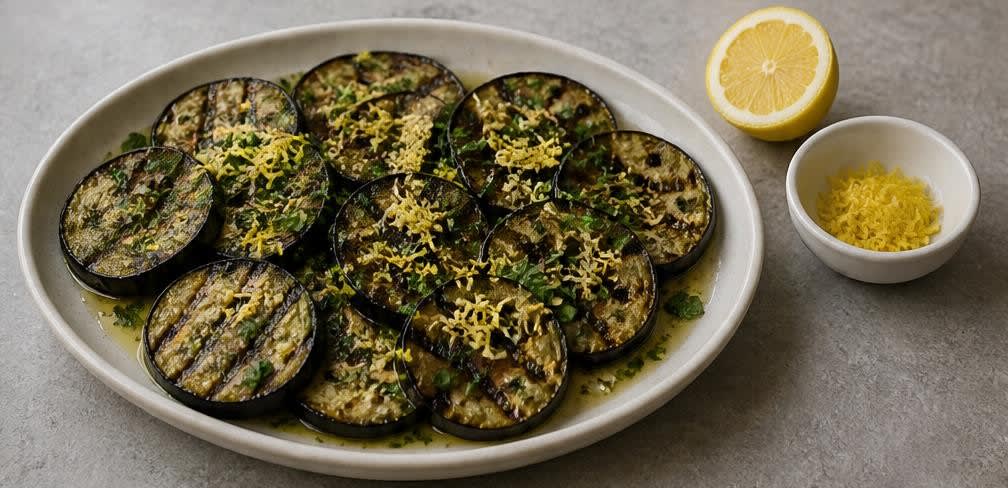 Gegrillte Auberginen-Scheiben mit Knoblauch – Zubereitung Schritt für Schritt – Anrichten