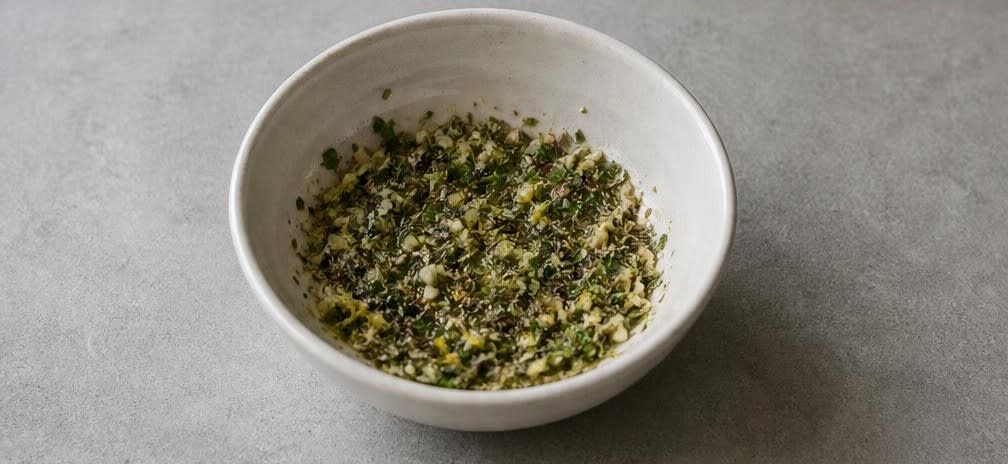 Gegrillte Zucchini-Röllchen mit Feta – Zubereitung Schritt für Schritt – Kräutermischung mischen