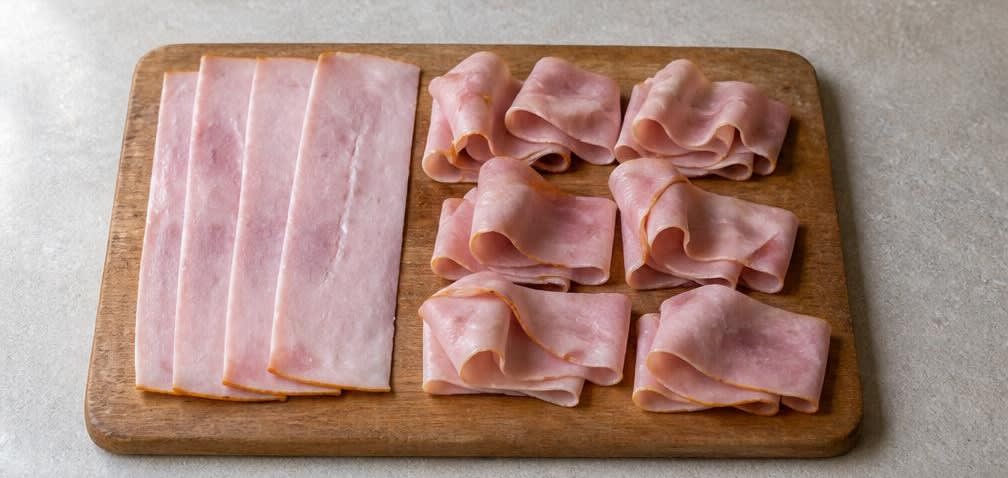 Portugiesische Melonen-Spieße mit Kochschinken – Zubereitung Schritt für Schritt – Schinken falten