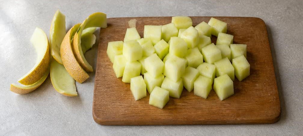 Portugiesische Melonen-Spieße mit Kochschinken – Zubereitung Schritt für Schritt – Melone würfeln