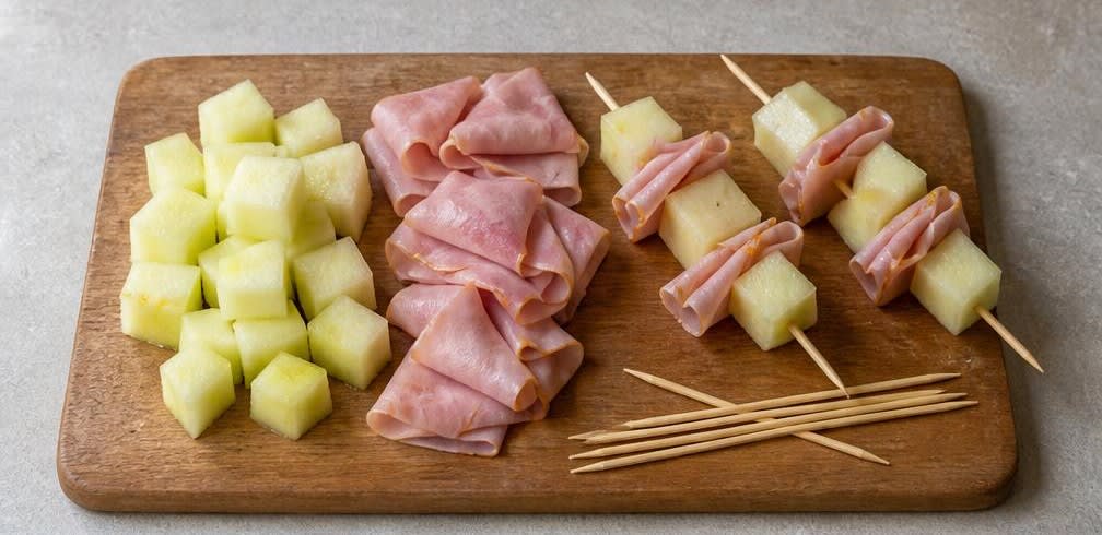 Portugiesische Melonen-Spieße mit Kochschinken – Zubereitung Schritt für Schritt – Spieße stecken