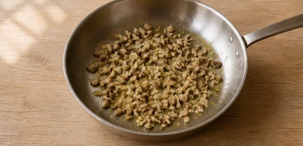 Spanische gefüllte Champignons mit Knoblauchspinat – Zubereitung Schritt für Schritt – Pilzstiele anbraten