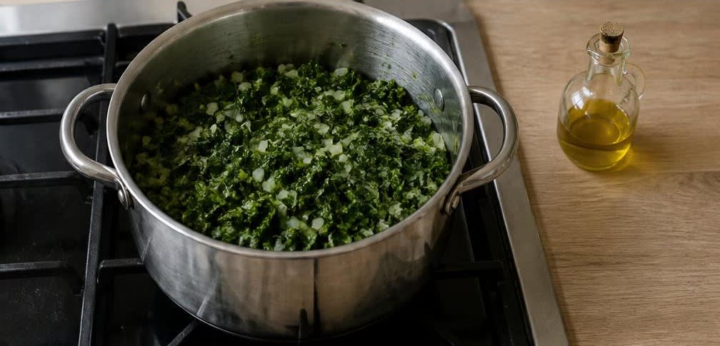Skandinavischer Lachs auf gedünstetem Grünkohl und Süßkartoffeln – Zubereitung Schritt für Schritt – Grünkohl andünsten