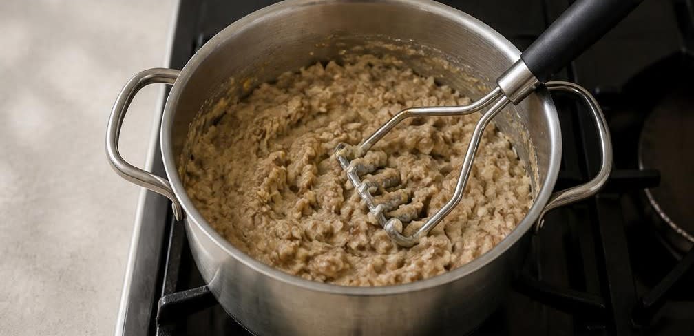 Ägyptisches Ful Medames mit Zitrone und Kreuzkümmel – Zubereitung Schritt für Schritt – Bohnen zerdrücken